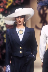 yves-saint-laurent-hc-ss-1993-4.thumb.jpg.67a914644cc243214af9391903989ab1.jpg