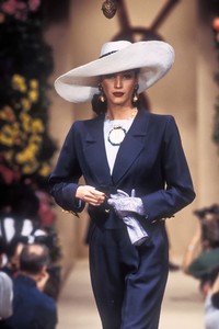 yves-saint-laurent-hc-ss-1993-5.thumb.jpg.f19fd565f7afd40fce0c07711c5e8d77.jpg