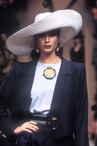 yves-saint-laurent-hc-ss-1993-6.thumb.jpg.c5c8ea20fe2d80ab79ad0e161de734e7.jpg