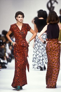 yves-saint-laurent-ss-1986-3.thumb.jpg.3bb279395c1f0f9fb54c61ca7a799d6d.jpg