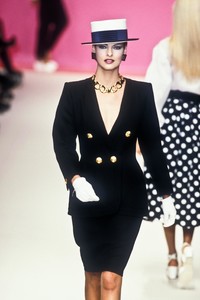 yves-saint-laurent-ss-1996-1.thumb.jpg.e8c0c9501600e6e51de2d5a39d471833.jpg