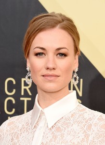 yvonne-strahovski-2018-sag-awards-in-la-5.thumb.jpg.a304a5e595a9784da4da4d2d514fb727.jpg