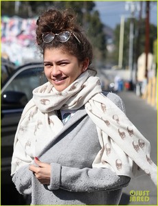 zendaya-and-tom-holland-step-out-for-lunch-together-01.JPG