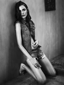 zuzanna-bijoch-by-jens-langkjaer-rika-magazine-10-spring-summer-2014-6.thumb.jpg.ab6f7b50b612df0c44a3e846e28b3e1d.jpg