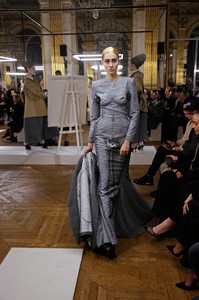 03-thom-browne-fall-2018-ready-to-wear.thumb.jpg.5576b49bb8588ba068b7543f26c87822.jpg