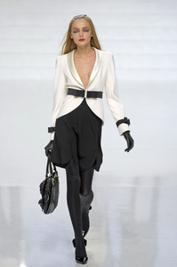 09127_celebrity_city_Valentino_Paris_Fashion_Show_28_123_332lo.thumb.jpg.2eb77179a0eca04bea3dcf29afd5eb3a.jpg