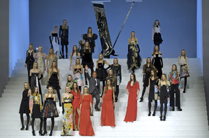 13399_celebrity_city_Valentino_Paris_Fashion_Show_310_123_590lo.thumb.jpg.e72af3c040461c7e9da23aafe82bfa7c.jpg