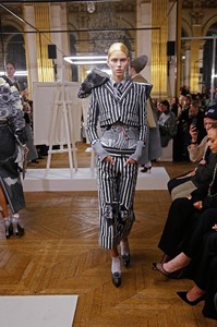 15-thom-browne-fall-2018-ready-to-wear.thumb.jpg.35c8c48cfe3c01678f909a93255f3f1a.jpg