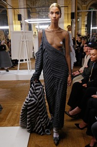 17-thom-browne-fall-2018-ready-to-wear.thumb.jpg.128e0e170d3ee5a0d7d5d1d8d98052b1.jpg