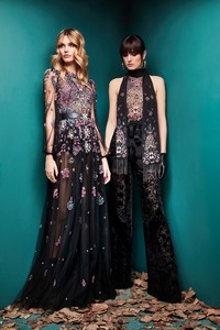 30-zuhair-murad-fall-18.thumb.jpg.0eab94d8059221cbf1b016667b748039.jpg