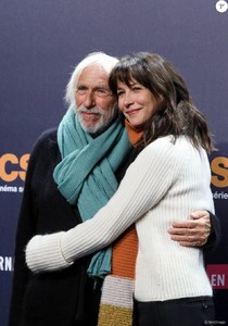 3804727-photocall-avec-sophie-marceau-et-pierre-950x0-1.thumb.jpg.31349c774646397d0c08bfdbe2cc6281.jpg