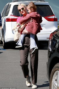 49AD076C00000578-5447579-Doting_mom_Ashlee_Simpson_stepped_out_with_their_daughter_Jagger-a-95_1519866934646.jpg