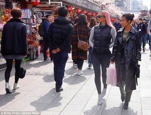 49B3E7F200000578-5450987-Her_older_sister_Kourtney_38_joined_her_on_the_shopping_trip-m-75_1519925626972.jpg