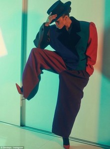 49BAC77800000578-5453783-What_a_shoe_Standing_tall_the_Hollywood_star_kept_her_look_femin-a-43_1519986310439.thumb.jpg.f8526c05e436dd6e73ada12322c3b5a5.jpg