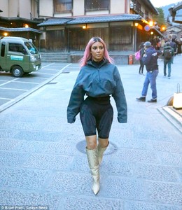 49BE3B7B00000578-0-Living_doll_Kim_Kardashian_shows_off_her_sculpted_hourglass_figu-m-78_1520016408873.jpg