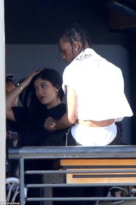 49E7028A00000578-5466519-Brunching_Travis_rocked_a_long_white_baggy_tee_and_baggy_black_j-a-5_1520323917905.jpg