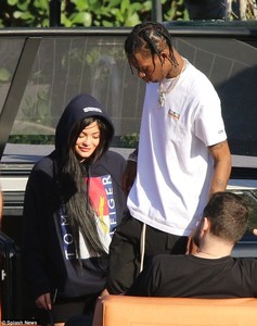 49E7034600000578-5466519-Some_couple_time_Kylie_appeared_to_be_enjoying_her_break_from_di-a-7_1520323918093.jpg