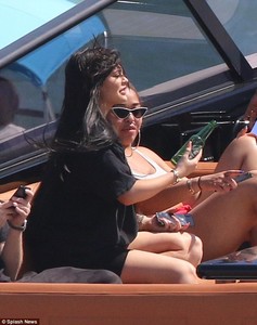 49E7058700000578-5466519-In_public_It_s_the_first_getaway_Kylie_has_enjoyed_since_becomin-a-3_1520323917846.jpg
