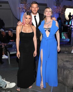 49E9198600000578-5467053-Firm_support_The_reality_star_who_is_freshly_back_from_a_family_-m-32_1520321011222.jpg