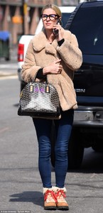 49EF391800000578-5470385-So_normal_Nicky_Hilton_proved_she_s_just_like_any_other_New_York-a-331_1520379474936.jpg