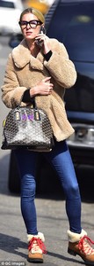 49EF43AC00000578-5470385-So_fancy_The_Hilton_heiress_carried_a_monogrammed_Goyard_St_Loui-a-5_1520382975546.jpg