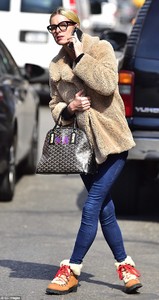 49EF43C400000578-5470385-Winter_wears_The_34_year_old_Hilton_heiress_looked_cozy_yet_chic-a-328_1520379474271.jpg