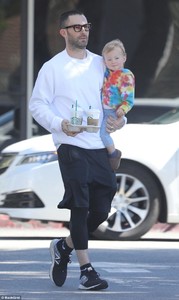 49EFD14400000578-5470103-Daddy_s_little_girl_Adam_Levine_went_on_his_usual_coffee_run_wit-a-2_1520371589645.jpg