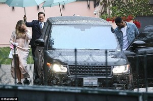 4A1439FF00000578-5486505-Bad_weather_Khloe_was_escorted_into_the_hotel_as_someone_held_an-a-136_1520751019486.jpg