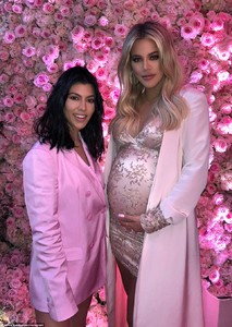 4A146C8900000578-5488175-Mommy_to_be_The_33_year_old_reality_star_who_is_just_weeks_away_-a-40_1520795993338.jpg