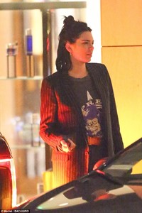 4A1E7E7C00000578-5491969-Chic_The_22_year_old_catwalk_model_rocked_a_smart_blazer_over_a_-a-2_1520878815705.jpg