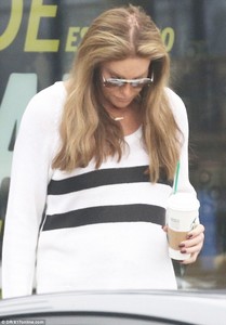 4A22E00600000578-5500223-On_the_go_When_Caitlyn_Jenner_swung_by_a_Starbucks_in_Malibu_thi-m-36_1521051216795.jpg