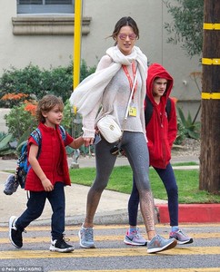 4A2B22B100000578-5498247-Super_mom_Alessandro_Ambrosio_36_was_spotted_out_with_her_daught-a-37_1521001801886.jpg