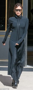 4A2F200200000578-5500149-All_black_everything_Victoria_Beckham_proved_her_famously_fashio-a-25_1521040119980.jpg