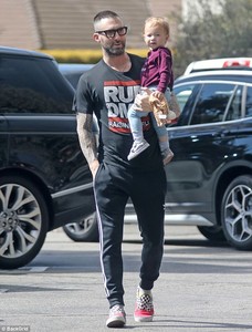 4A323E2300000578-5502025-Caffeine_kick_Adam_Levine_grabs_coffee_at_a_Beverly_Hills_Starbu-m-2_1521074763760.jpg