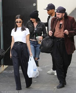 4A3347B800000578-5502791-Chic_Soon_after_taking_the_kids_to_art_class_Kourtney_was_later_-m-61_1521077511404.jpg