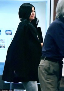 4A389F4900000578-5505945-Cool_look_The_Calabasas_native_wore_a_black_coat_over_her_should-m-78_1521133125896.jpg