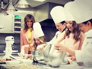 4A7D9AA800000578-5537967-In_addition_to_the_awards_ceremony_Melania_received_a_special_Wh-m-17_1521839721531.jpg
