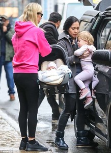 4AAC083400000578-5559773-Group_effort_The_blonde_beauty_was_joined_by_her_daughters_nanny-a-7_1522350383771.jpg