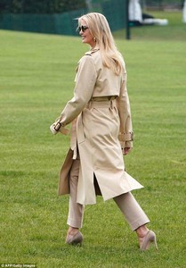 4AAC17C100000578-5559283-Shielding_her_eyes_Ivanka_through_on_a_pair_of_sunglasses_while_-a-3_1522342316021.jpg