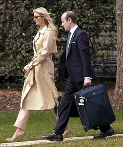 4AAC192E00000578-5559283-On_the_go_Ivanka_was_later_seen_walking_towards_Marine_One_with_-a-1_1522342315936.jpg