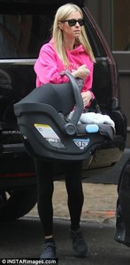 4AAC1D6200000578-5559773-Casual_chic_The_mother_of_two_teamed_up_her_laid_back_look_with_-a-8_1522350383807.jpg