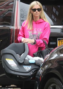 4AAC1D8600000578-5559773-Safety_first_The_fashion_designer_held_her_youngest_daughter_who-a-15_1522353952147.jpg