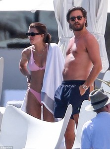 4AB33F1F00000578-5562917-Staying_close_Sofia_Richie_and_boyfriend_Scott_Disick_were_spott-m-103_1522432311945.jpg