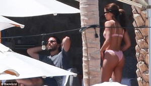 4AB3405700000578-5562917-Sofia_19_flaunted_her_slim_form_in_a_pale_pink_bikini_while_her_-m-43_1522429478009.jpg