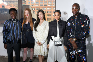 5a98f47c128ec_LarsenThompson31PhillipLimFrontRow_4x00vI7ah5x.thumb.jpg.5bb14ebab2bdb14cebc985427ea02d52.jpg