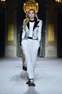 5a99d620cce29_BalmainRunwayParisFashionWeekWomenswearQNozA10C3Y5x.thumb.jpg.6dc8c7a4f069bb3b01e4438c422bd143.jpg