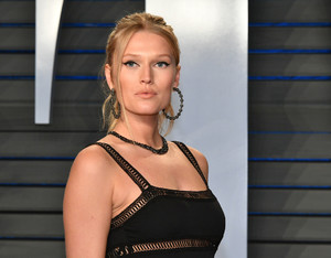 Toni+Garrn+2018+Vanity+Fair+Oscar+Party+Hosted+tkXMZbu6JVNx.jpg