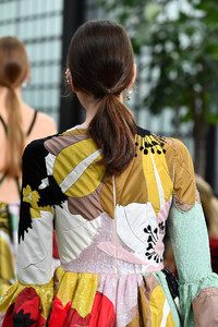 5a9d6da0ca7a3_KaiaGerberValentinoRunwayParisFashionW5R_olWHMhix.thumb.jpg.205fdd77421824d28a4b6820cddfae0d.jpg