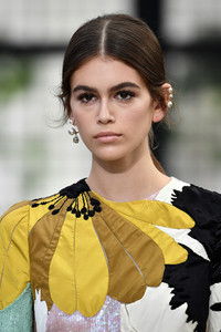 5a9d6edac709c_KaiaGerberValentinoRunwayParisFashionaUIpgHISOF7x.thumb.jpg.430b048ceb808ac9059f48e8cbdd6e3d.jpg