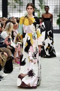 5a9d6eee30de6_KaiaGerberValentinoRunwayParisFashionlWz7Pj2YkGsx.thumb.jpg.c09cf2f2af9dc758fb83e213a978c158.jpg